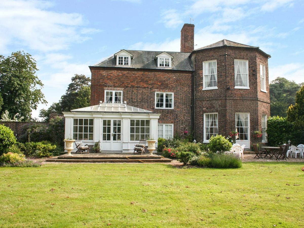 °WALCOT HALL, SCUNTHORPE (United Kingdom) | BOOKED